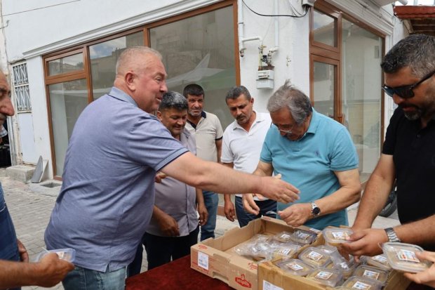 Belediye Başkanımız Sayın Mustafa Kenan Sarıtaş, Muharrem Ayı’nın manevi iklimi dolayısıyla Avanos Çarşı Meydanı’nda vatandaşlarımıza aşure ikramında bulundu.