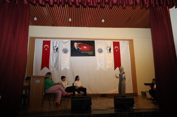 29 Ekim Cumhuriyet Bayramı kutlama etkinlikleri kapsamında, belediyemiz bünyesinde çalışmalarını sürdüren Türk Halk Müziği Korosu ve Çocuk Korosu tarafından Cumhuriyet Konseri ve Tiyatro Etkinliği gerçekleştirildi.