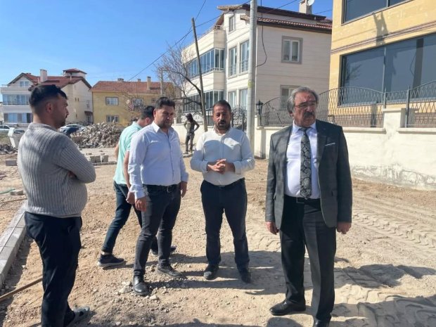 Belediye Başkanımız Sayın Mustafa Kenan Sarıtaş, kilit parke yol ve bordür çalışmalarını inceledi.