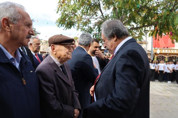Belediye Başkanımız Sayın Mustafa Kenan Sarıtaş, Cumhuriyetimizin 102. yılı kutlamaları kapsamında düzenlenen törende, Cumhuriyet Meydanı’nda bulunan Atatürk Anıtı’na çelenk sundu.