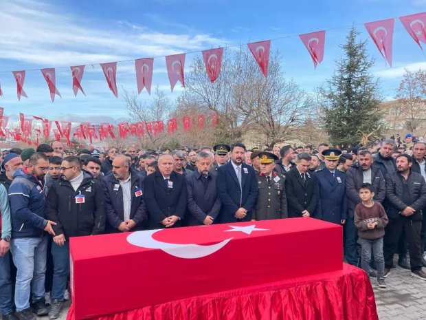 Belediye Başkanımız Mustafa Kenan Sarıtaş, Şehit olan Nevşehirli hemşehrimiz Astsubay Kıdemli Çavuş Hüseyin İpek 'in cenaze törenine katıldı.