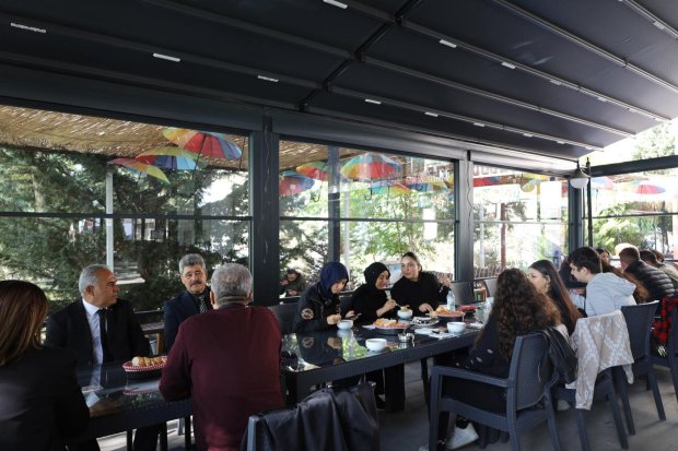 10 Kasım Atatürk’ü Anma Günü programını büyük bir özveriyle hazırlayan Avanos Anadolu Lisesi öğretmenleri ve öğrencileri, anma programının ardından Belediyemiz Sosyal Tesislerinde misafir edildi.