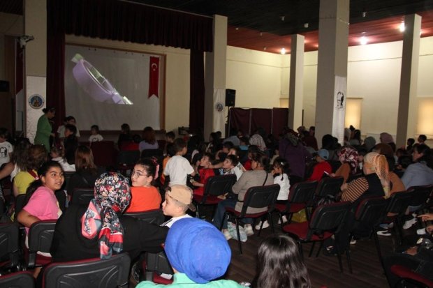 Çocuklar 23 Nisan Ulusal Egemenlik ve Çocuk Bayramında animasyon filmi izleyerek aksiyon ve eğlence dolu zaman geçirdiler.