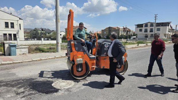 HAVALARIN MÜSAİT OLMASIYLA BİRLİKTE YOL TAMİRAT VE ONARIM ÇALIŞMALARI İÇİN HAREKETE GEÇİLDİ