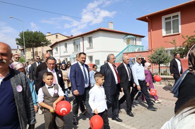 Avanos’ta 23 Nisan Ulusal Egemenlik ve Çocuk Bayramı, Çelenk Sunumu ve Kortej Yürüyüşü ile Başladı