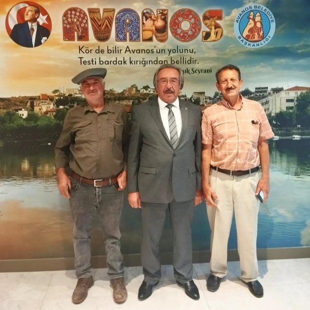İnşaat ustası Emin Beyazoğlu ve Gurbetçi hemşerimiz Şenel Kaydok Belediye Başkanımız Mustafa Kenan Sarıtaş'ı makamında ziyaret ettiler, nazik ziyaretleri için teşekkür ederiz.
