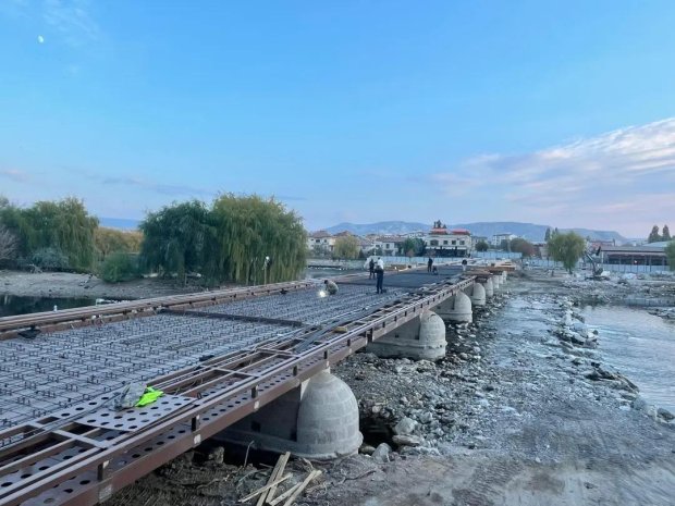 Belediye Başkanımız Mustafa Kenan Sarıtaş çelik konstrüksiyon montaj çalışmaları bugün sona eren Tarihi Taş Köprü’müzde devam eden çalışmaları inceleyip, vatandaşlarımızla sohbet etti.