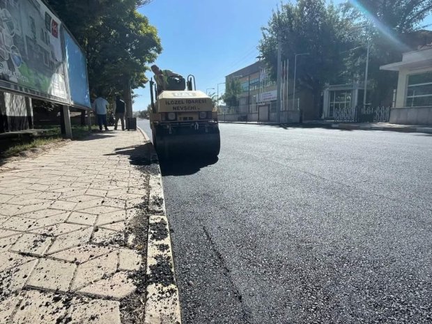 Belediye Başkanımız Mustafa Kenan SARITAŞ Zelve Caddesi hastane kavşağında devam eden sıcak asfalt çalışmasını yerinde inceledi.