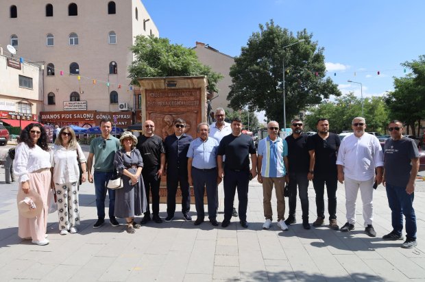 Belediye Başkanımız Sayın Mustafa Kenan Sarıtaş, Kazakistan, Kırgızistan, Kosova, Romanya, Kuzey Makedonya ve Türkiye’den, Eğitim Çalışanları Sendikalarının Genel Başkanları ve sendika heyetini ilçemiz çarşı merkezinde karşılayarak sohbette bulundu ve “Av