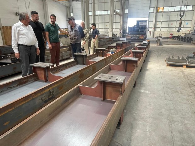 Belediye Başkanımız Mustafa Kenan Sarıtaş, Restorasyon çalışmaları hızlı bir şekilde devam eden Tarihi Taş Köprü’müzün çelik bağlantılarının yapım çalışmalarını Ankara’da Ceceli Grubu Yönetim Kurulu Başkanı Şerafettin Ceceli, Fabrika müdürü Ertuğrul Bilka