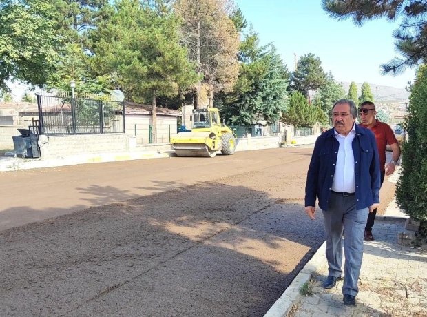 Belediye Başkanımız Mustafa Kenan Sarıtaş, Kapadokya Caddesinde ve Otobüs Terminalinde devam eden sıcak asfalt çalışması öncesi zemin hazırlığı çalışmasını yerinde inceleyip, vatandaşlarımızla sohbet etti.