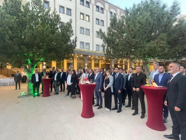 Belediye Başkanımız Mustafa Kenan Sarıtaş MHP Belediye Meclis üyesi Vedat Elma ile birlikte Moldova Nevşehir Fahri Konsolosu Uğurhan Şaşmaz beyin Konsolosluk verilme resepsiyonuna katılım sağladılar.