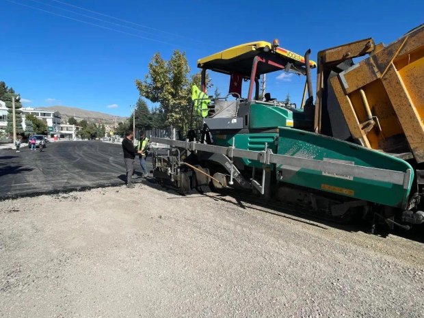 Kapadokya Caddesinde sıcak asfalt yol yapım çalışması cadde sonuna yaklaştı.