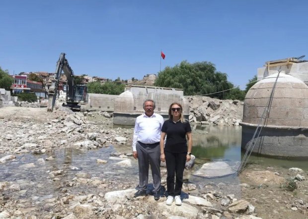 Nevşehir Milletvekilimiz Sn. Prof. Dr. Filiz Kılıç ile birlikte restorasyon çalışmaları devam eden Tarihi Taş Köprü’müzün çalışmalarını yerinde inceledik.