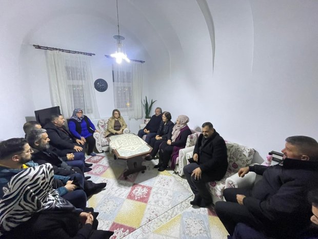 TBMM MHP Grup Başkan Vekili ve Nevşehir Milletvekilimiz Sayın Prof. Dr. Filiz Kılıç, Belediye Başkanımız Sayın Mustafa Kenan Sarıtaş ve MHP Parti Teşkilatı, MHP Avanos Kadın Kolları Başkanı Sayın Ayşe Azizoğlu’nu evinde ziyaret ettiler.