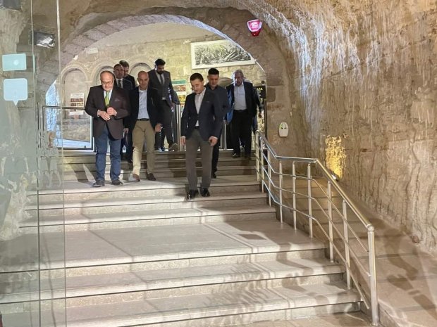 Belediye Başkanımız Mustafa Kenan Sarıtaş, Avanos Kaymakamı Osman Bilici'ninde katıldığı Güray Müzede düzenlenen Türkmenistan kültürünü anlatan resim sergisine katıldı.