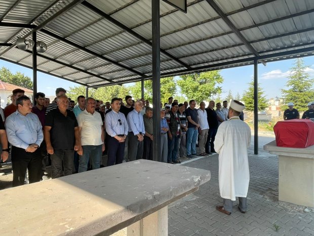 Emekli Komiser Ömer Faruk Güner için Avanos Kabristanlığı’nda İl Emniyet Müdürlüğü Mangası tarafından cenaze töreni düzenlendi.