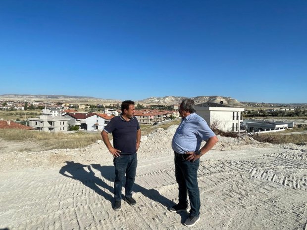İlçemizin iki önemli yatırımı olan; yeni Hükümet Konağı binası ile Kız Meslek ve Teknik Anadolu Lisesi inşaatları, adeta birbiriyle yarışarak hızla yükseliyor.