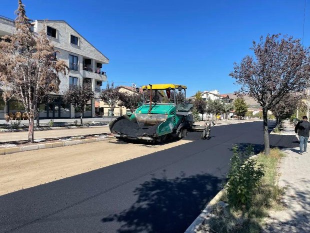 Kapadokya Caddesinde sıcak asfalt yol yapım çalışması cadde sonuna yaklaştı.