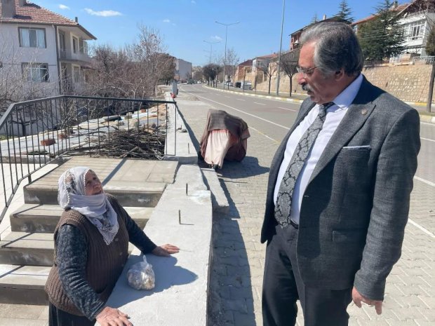 Belediye Başkanımız Sn. Mustafa Kenan Sarıtaş, İnönü caddesi ilerisinden başlayarak Ahmet Ergün İlköğretim Okuluna kadar olan alanda belediyemiz tarafından yaptırılan korkulukların montaj çalışmalarını inceledi.