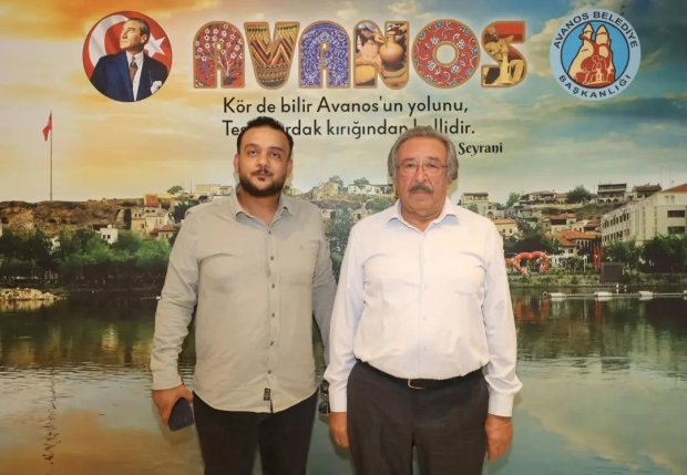 Harran Belediyesi Kültür ve Sosyal İşler Müdürü Halil Hüseyin Ay, Belediye Başkanımız Mustafa Kenan Sarıtaş'ı makamında ziyaret etti.