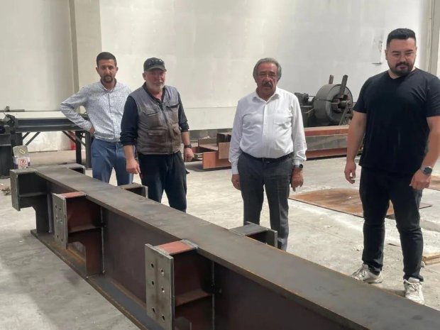 Belediye Başkanımız Mustafa Kenan Sarıtaş, Restorasyon çalışmaları hızlı bir şekilde devam eden Tarihi Taş Köprü’müzün çelik bağlantılarının yapım çalışmalarını Ankara’da Ceceli Grubu Yönetim Kurulu Başkanı Şerafettin Ceceli, Fabrika müdürü Ertuğrul Bilka