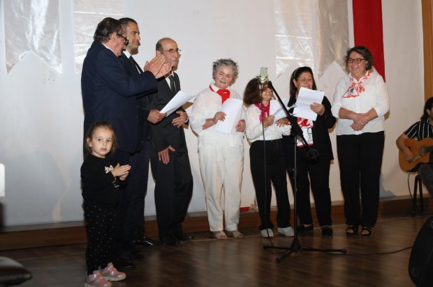 29 Ekim Cumhuriyet Bayramı kutlama etkinlikleri kapsamında, belediyemiz bünyesinde çalışmalarını sürdüren Türk Halk Müziği Korosu ve Çocuk Korosu tarafından Cumhuriyet Konseri ve Tiyatro Etkinliği gerçekleştirildi.