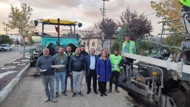 MHP TBMM Grup Başkanvekili, Nevşehir Milletvekilimiz Prof.Dr Filiz Kılıç ve Belediye Başkanımız Mustafa Kenan Sarıtaş Kapadokya Caddesinde devam eden sıcak asfalt yol yapım çalışmasını yerinde inceleyip çalışan işçilere tatlı ikram ettiler.
