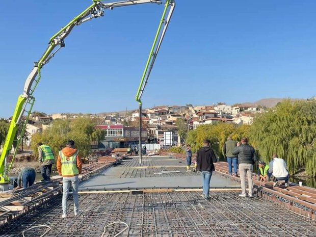 Tarihi Taş Köprüde Çelik Konstrüksiyon Üstüne Beton Atma ve Yürüyüş Yoluna Döşenecek Kereste Çalışması Yapılıyor