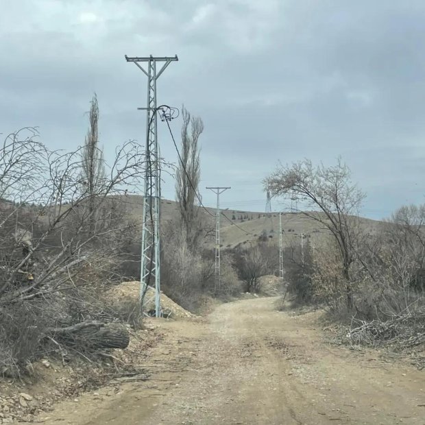 Köybağı mevkiinde elektrik direği dikme çalışması devam ediyor.
