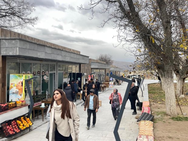Belediye Başkanımız Sayın Mustafa Kenan Sarıtaş, Zelve’de yapımı tamamlanan ve faaliyete geçen iş yerlerini ziyaret ederek esnaflara hayırlı olsun dileklerini iletti.