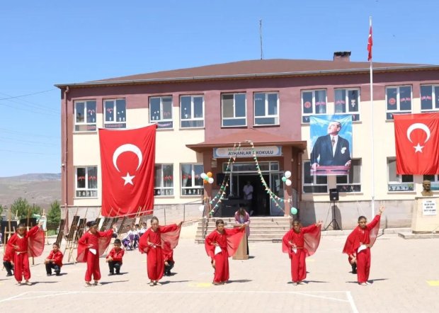 Belediye Başkanımız Ayhanlar İlkokulu Tarafından Hazırlanan Yıl Sonu Etkinliğine Katılım Sağladı.