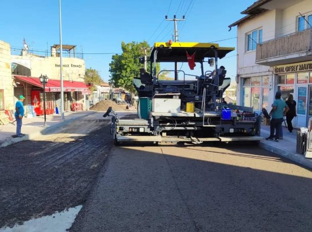 Belediye Başkanımız Mustafa Kenan Sarıtaş, Orta Mahalle Atatürk Caddesinde Alaaddin Cami ve Taş Köprü arasında devam eden sıcak asfalt çalışması öncesi zemin hazırlığı çalışmasını yerinde inceledi.