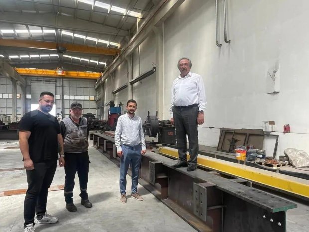 Belediye Başkanımız Mustafa Kenan Sarıtaş, Restorasyon çalışmaları hızlı bir şekilde devam eden Tarihi Taş Köprü’müzün çelik bağlantılarının yapım çalışmalarını Ankara’da Ceceli Grubu Yönetim Kurulu Başkanı Şerafettin Ceceli, Fabrika müdürü Ertuğrul Bilka
