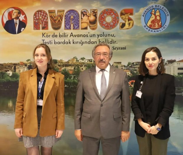 MBA Okulları Nevşehir Kampüs Müdürü Özge Mollaoğlu ve Kurumsal Müdür Ezgi Kadıoğlu Belediye Başkanımız Mustafa Kenan Sarıtaş'ı makamında ziyaret ettiler.
