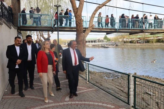 TBMM MHP Grup Başkanvekili ve Nevşehir Milletvekilimiz Sn. Prof. Dr. Filiz Kılıç, Belediye Başkanımız Sn. Mustafa Kenan Sarıtaş, MHP Avanos İlçe Başkanımız Sn. Alparslan Atasoy ve İl Genel Meclis Üyemiz Sn. Murat Öztürk, çarşı merkezinde ve Kızılırmak ken