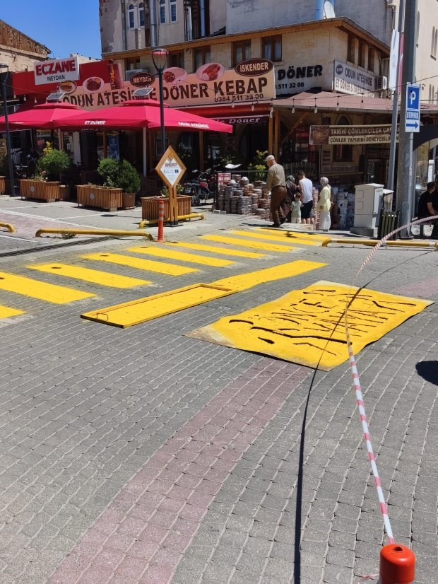 YAYA GEÇİTLERİNDE ÇİZGİ BOYAMA ÇALIŞMALARI