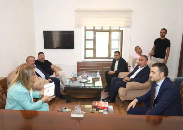 Belediye Başkanımız, Nevşehir Milletvekilimiz ve MHP Grup Başkan Vekili Prof. Dr. Filiz Kılıç ile birlikte Avanos Kaymakamımız Osman Bilici'yi ziyaret etti.