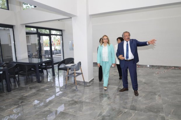 Milletvekilimiz Sayın Prof. Dr. Filiz Kılıç ve Belediye Başkanımız Sayın Mustafa Kenan Sarıtaş, sosyal tesislerde bulunan vatandaşlarımızla da sohbet ettiler ardından sosyal tesislerde devam eden çalışmaları incelediler.