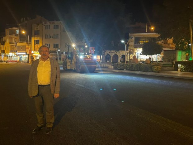 İlçemiz çarşı merkezinde başlattığımız asfalt çalışmalarımızı büyük bir titizlik ve yoğun bir tempoyla sürdürüyoruz.