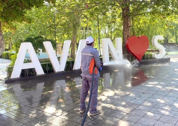 Yol, Kaldırım ve Çöp Konteynerlarında Temizlik Çalışmaları