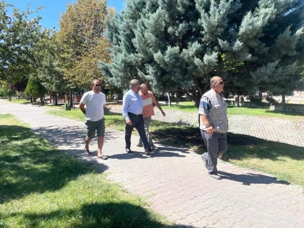 Belediye Başkanımız Mustafa Kenan Sarıtaş ,belediye personellerinin çocuk parklarında gerçekleştirdikleri çalışmaları yerinde inceleyip çalışmalar hakkında bilgiler aldı.