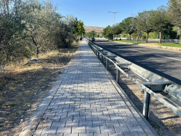 Çevre Yolu Köprüsü ile Karaseki Mahallesi kavşağı arasında yer alan güzergâhta, yolun her iki cephesinde yürütülen kaldırım ve bordür çalışmaları tamamlandı.