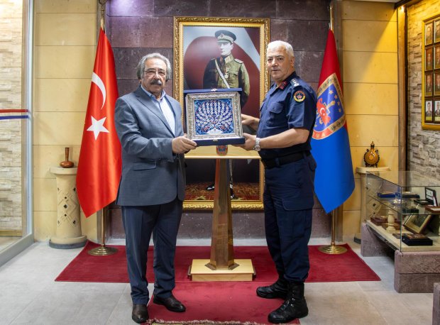 Belediye Başkanımız Sayın Mustafa Kenan Sarıtaş, Nevşehir İl Jandarma Komutanı Jandarma Kıdemli Albay Sayın Mehmet Çelik’i makamında ziyaret ederek yeni görevinde başarılar diledi.
