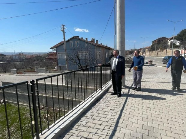 Belediye Başkanımız Sn. Mustafa Kenan Sarıtaş, İnönü caddesi ilerisinden başlayarak Ahmet Ergün İlköğretim Okuluna kadar olan alanda belediyemiz tarafından yaptırılan korkulukların montaj çalışmalarını inceledi.