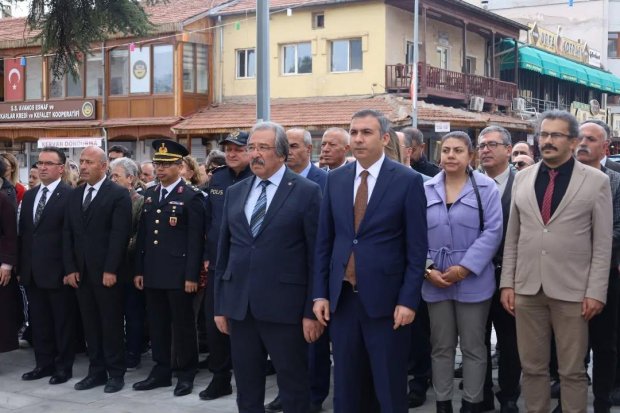 18 Mart Şehitleri Anma Günü ve Çanakkale Deniz Zaferi'nin 110. yıl dönümü dolayısıyla Cumhuriyet Meydanı Atatürk Anıtında tören düzenlendi.