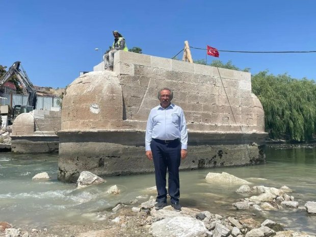 Belediye Başkanımız Mustafa Kenan Sarıtaş, restorasyon süreci devam eden Tarihi Taş Köprü’nün çalışmalarını yerinde inceledi.
