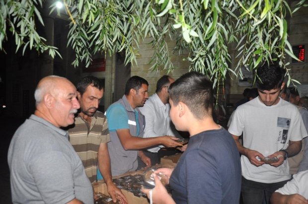 Belediyemiz tarafından Mevlit Kandili dolasıyla vatandaşlarımıza helva ikramında bulunuldu.