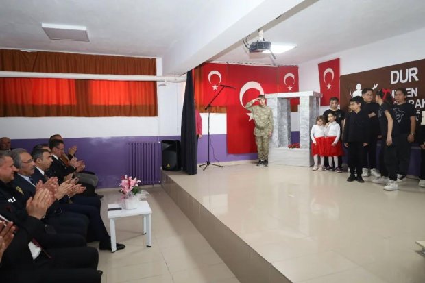 18 Mart Şehitleri Anma Günü ve Çanakkale Deniz Zaferi’nin 110.Yıl Dönümü münasebetiyle Avanos Mehmet Akif Ersoy Ortaokulu’nda anma programı düzenlendi.
