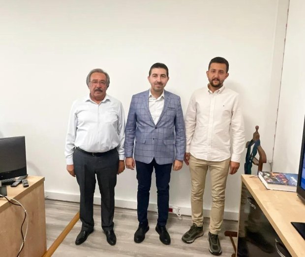 Belediye Başkanımız Mustafa Kenan Sarıtaş, Çevre, Şehircilik ve İklim Değişikliği Bakanlığı AB Yatırımları Daire Başkanlığı ve İdari İşler ve Tanıtım Daire Başkanlığı görevine getirilen Hemşehrimiz Metin Sakınç'ı yeni görevi nedeniyle makamında ziyaret et